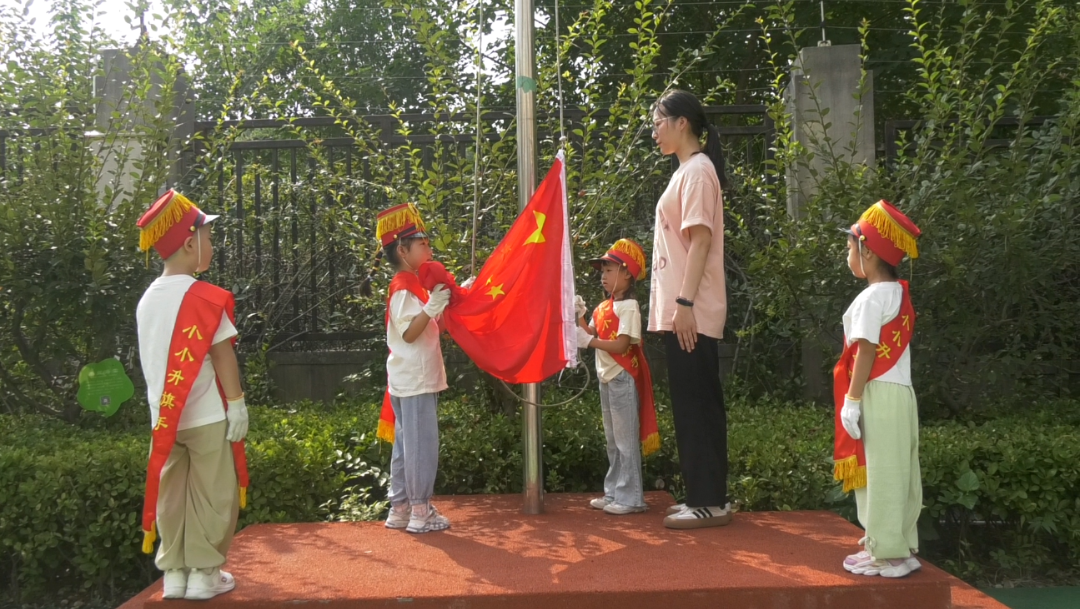 南京银龙景苑幼儿园举行“童心飞扬,梦想起航”开学典礼