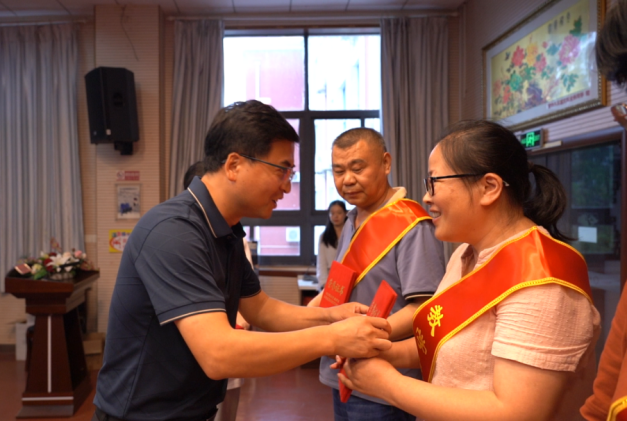 南京市营防中学庆祝第40个教师节表彰大会圆满举行