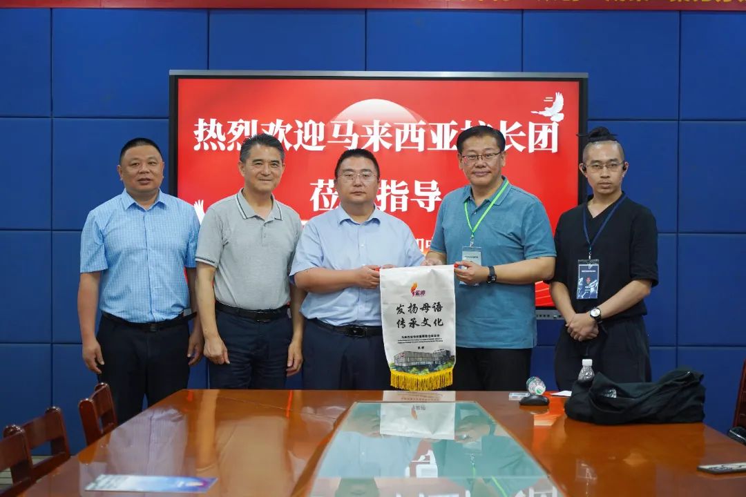 共促教育发展！马来西亚董总行知教育研习班学员访问南京市浦口区行知中学