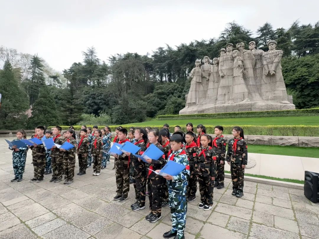 3月27日,雨花台区实验小学在雨花台烈士陵园开展清明祭英烈主题活动 (8).jpg