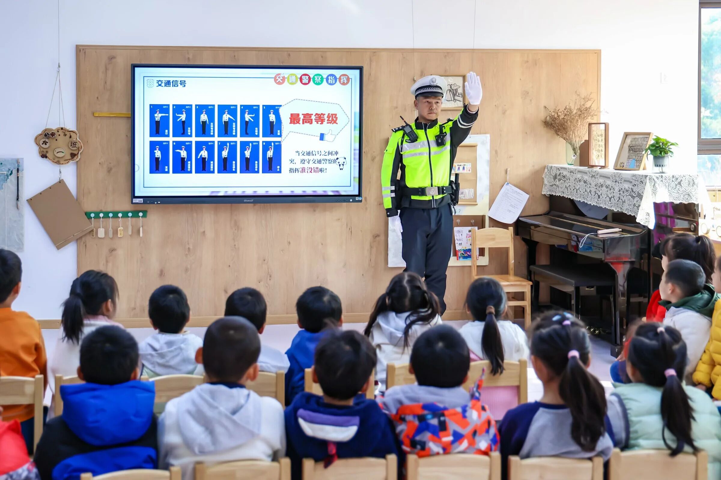聚焦雨花 | 筑牢成长安全线!雨花学子沉浸式解锁交通安全“必修课”
