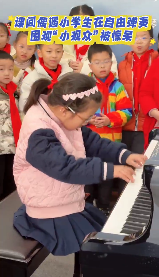 南京市金陵中学河西分校：课间学生自由弹奏