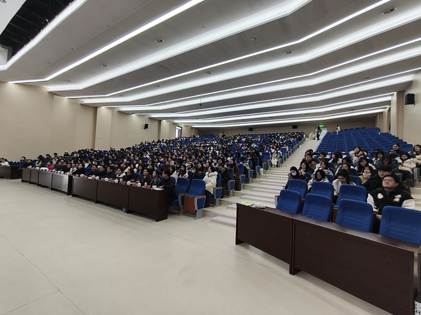 策马扬鞭开新局 凝心笃行育新人——南京市金陵小学召开2025-2026学年第二学期集团全体教师大会