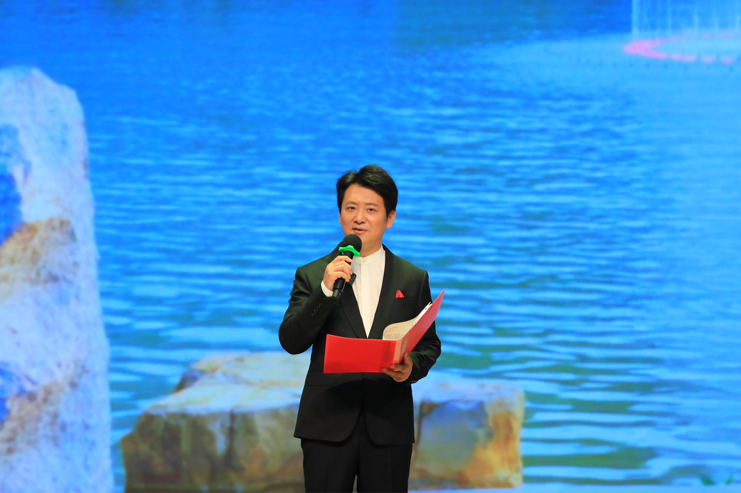 把爱写进每一段教育时光！第四届师德报告会温情举行