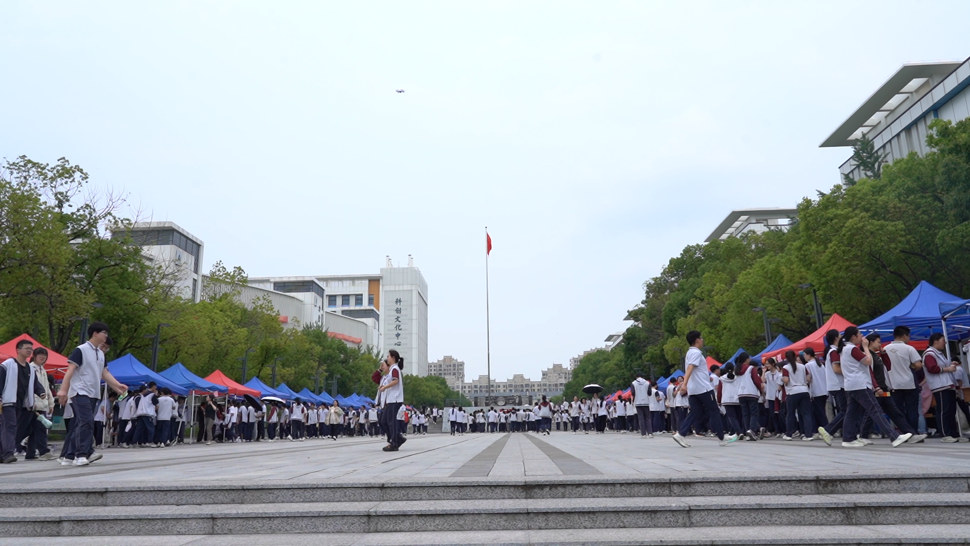 盘活闲置献爱心 南京市江宁高级中学举办“承露·微光”物资交流义卖活动